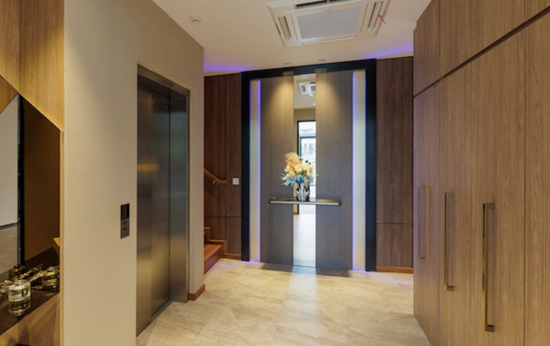 Type B basement with shoe cabinets, private lift, household shelter and WC